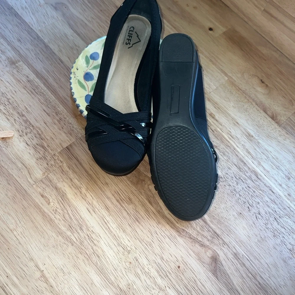 Life Stride Black Leather Loafers with Silver Chain Accent